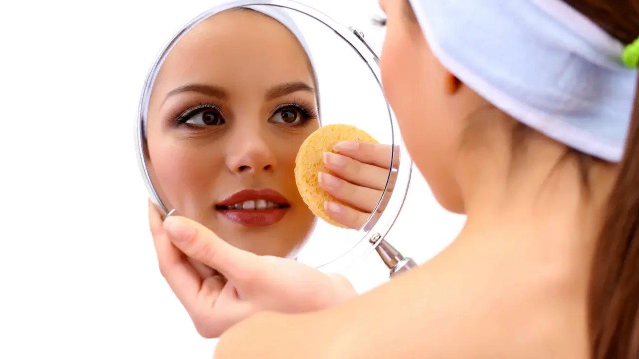 Combatti l’acne: ecco le cure efficaci che i dermatologi prescrivono davvero