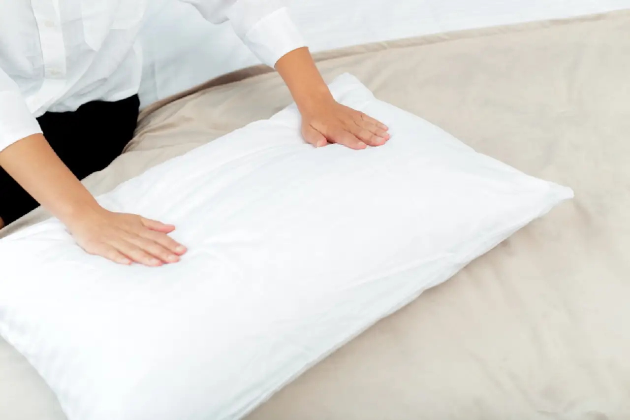 Sudi sul cuscino di notte? Metti questo ingrediente naturale per dormire fresco subito